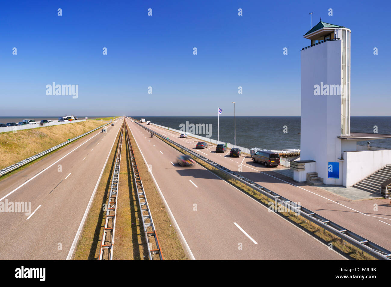 Il traffico sulla Afsluitdijk in una giornata di sole nei Paesi Bassi. La Afsluitdijk è una diga su 32km damming off ex Zuiderz Foto Stock