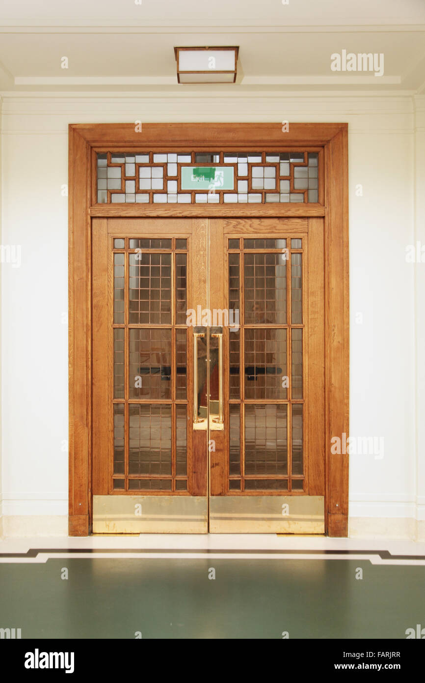 Porta di ingresso per il recentemente ristrutturato Assembly Hall a Hackney Town Hall di Londra. Un ottimo esempio di 1930s interni in stile art deco Foto Stock