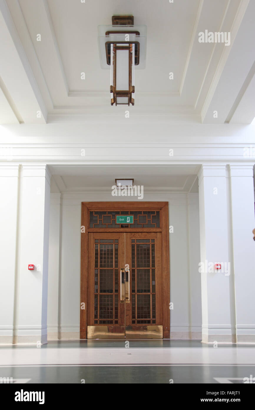 Porta di ingresso per il recentemente ristrutturato Assembly Hall a Hackney Town Hall di Londra. Un ottimo esempio di 1930s interni in stile art deco Foto Stock