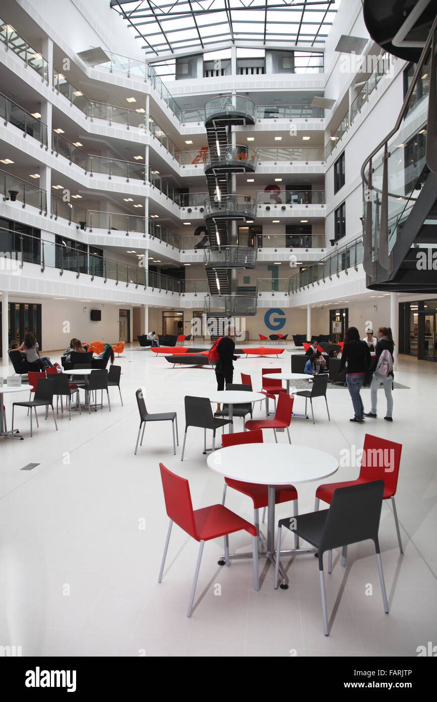 Sussex Coast College, Hastings, Regno Unito. Un nuovo ulteriore istruzione Collegio progettato intorno a un grande atrio. Foto Stock