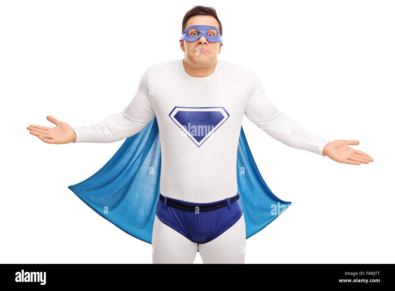 Il supereroe confuso con un capo blu gesti con le mani isolati su sfondo bianco Foto Stock