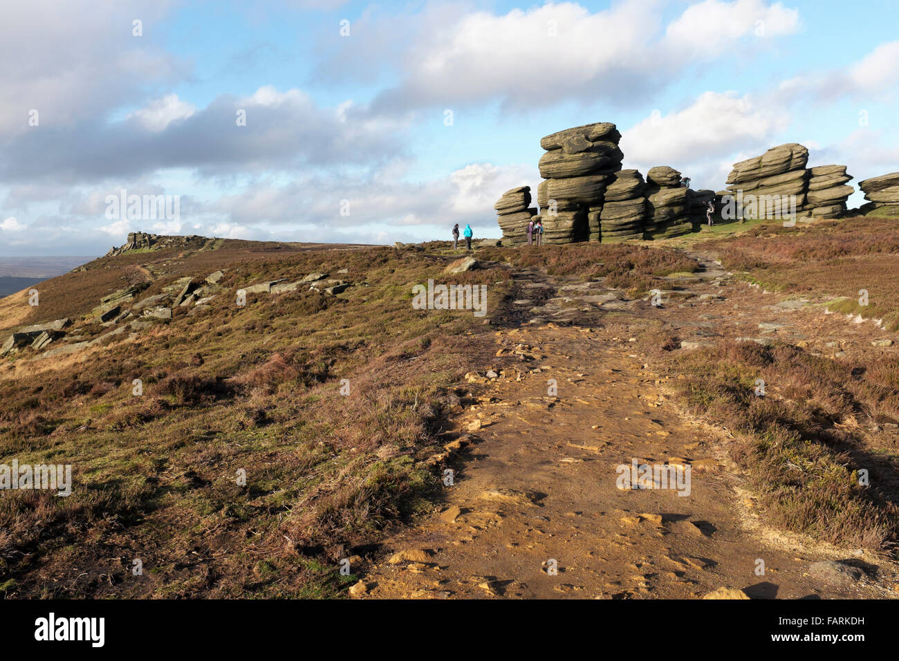 Walkers arrivare al volante pietre, Bordo Derwent Moor, Parco Nazionale di Peak District, Derbyshire, England, Regno Unito Foto Stock