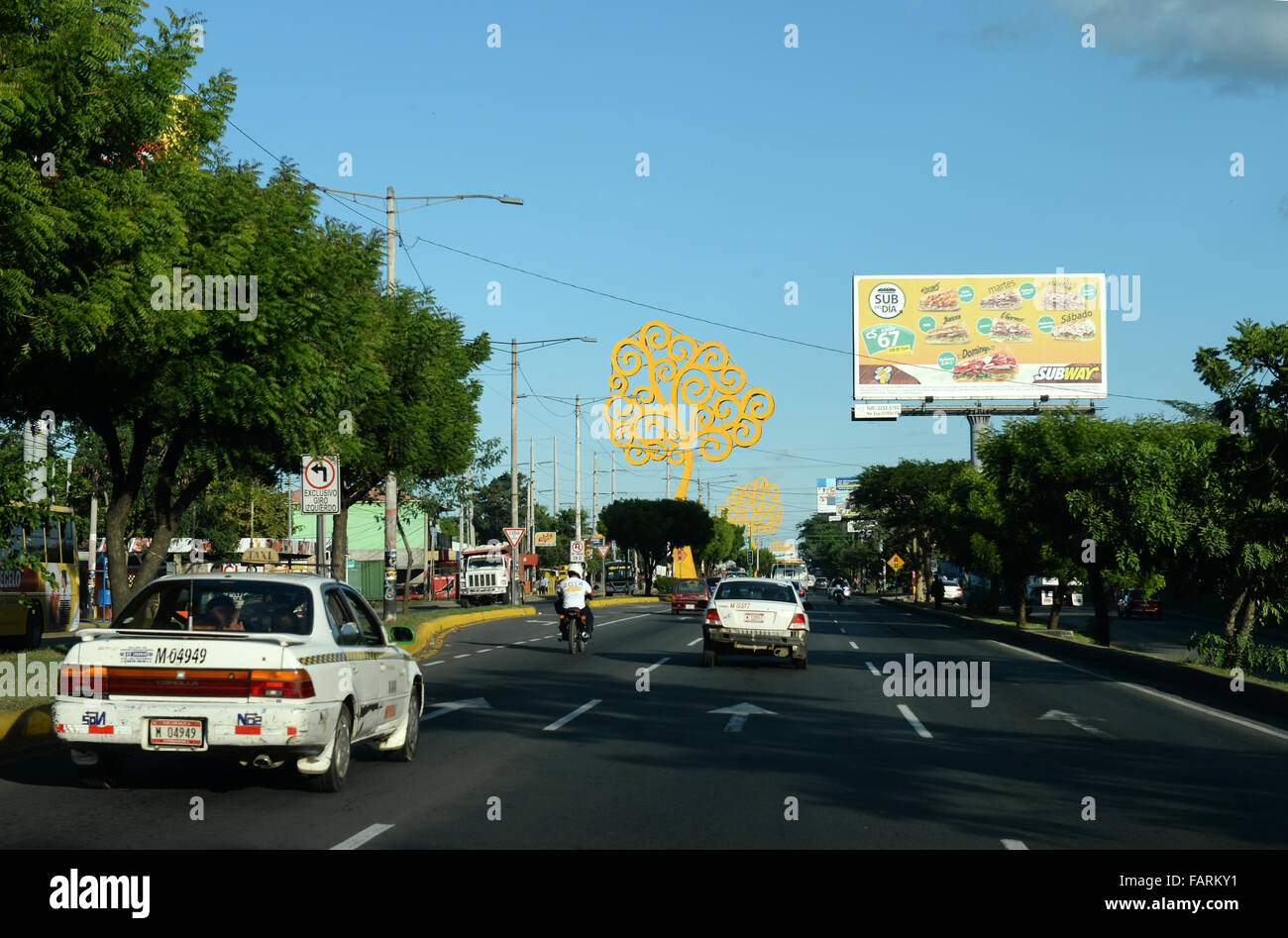 Managua, Nicaragua. 24 Novembre, 2015. Vista di una strada fiancheggiata con schede di pubblicità a Managua, Nicaragua, 24 novembre 2015. Foto: Jens Kalaene/dpa/Alamy Live News Foto Stock