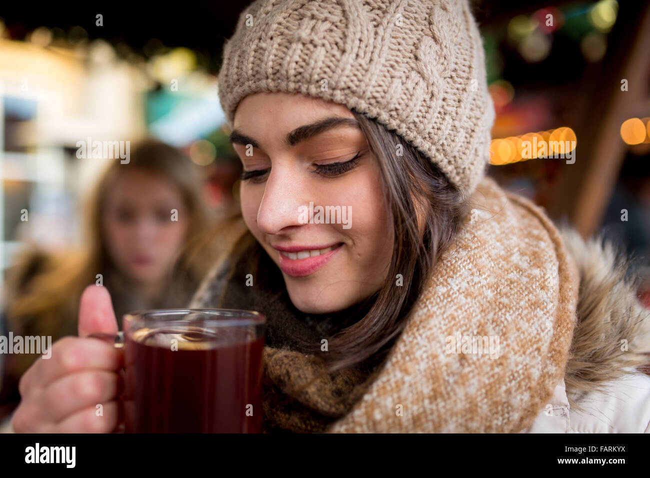 Giovane, amici, uomo, donna divertirsi al mercatino di natale Foto Stock