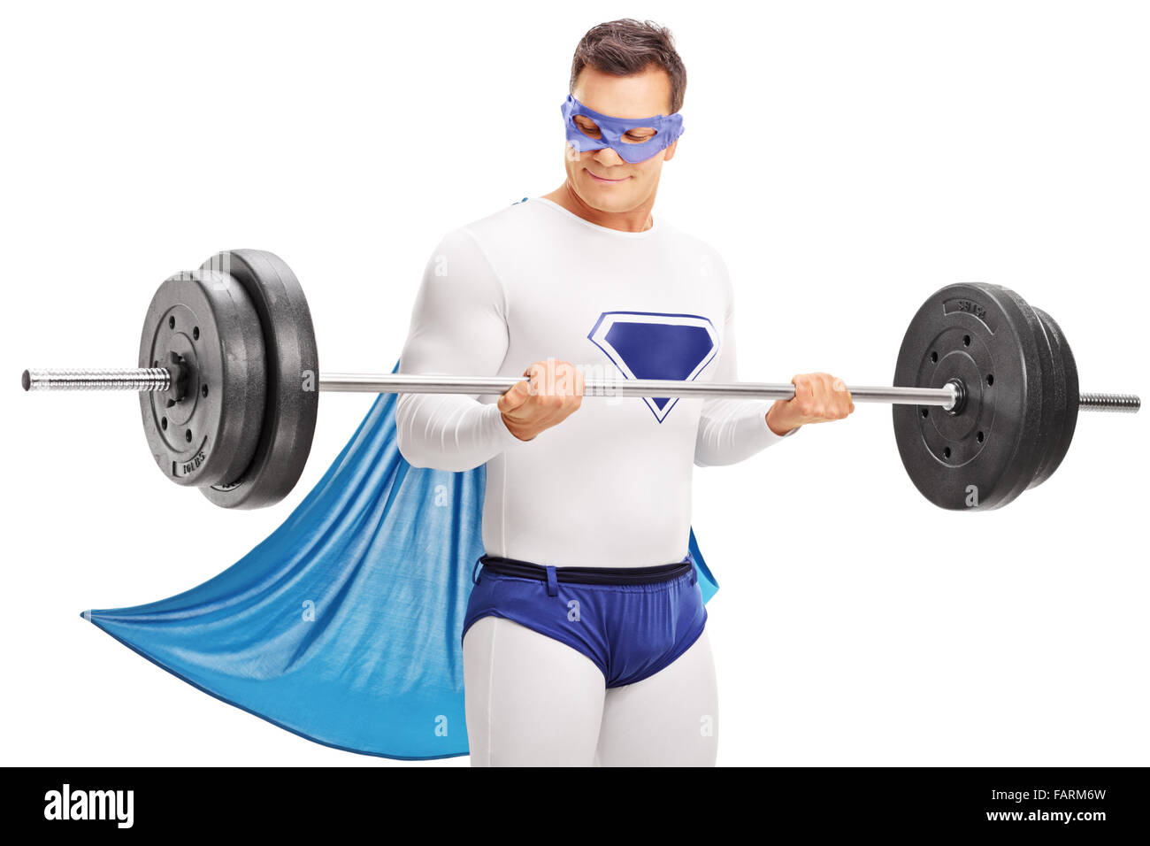 Giovane uomo in un costume da supereroe esercitando con un pesante barbell isolati su sfondo bianco Foto Stock