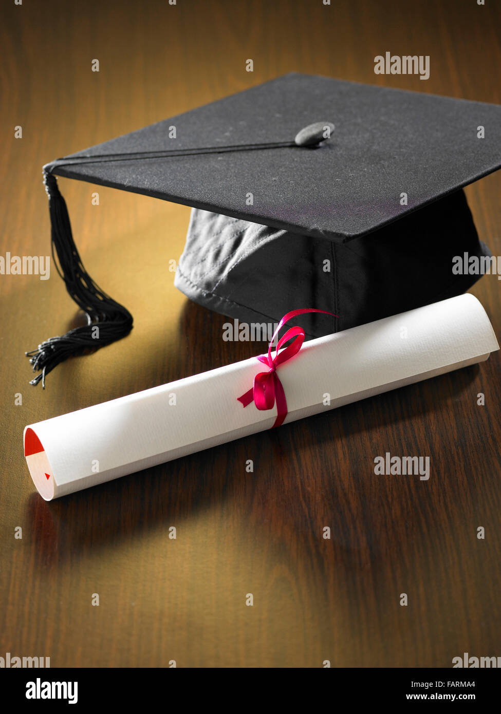 Magazzino imageof cappuccio di graduazione e diploma Foto Stock