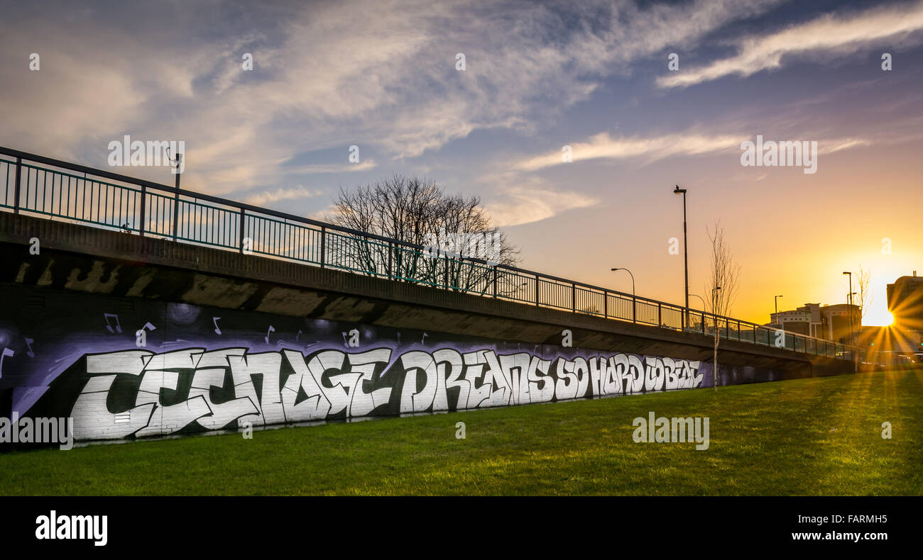 Famosa in tutto il mondo di sogni adolescenti così duro da battere murale a Belfast nella dedizione a Derry Band il brano dalle sfumature calci adolescenti Foto Stock