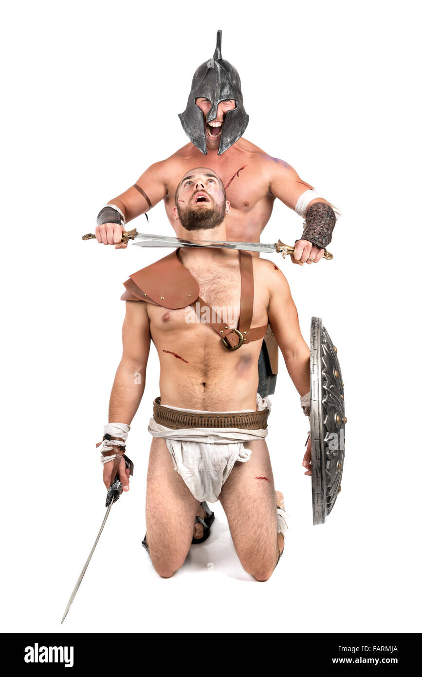 Gladiator terminando avversario isolato in uno sfondo bianco Foto Stock