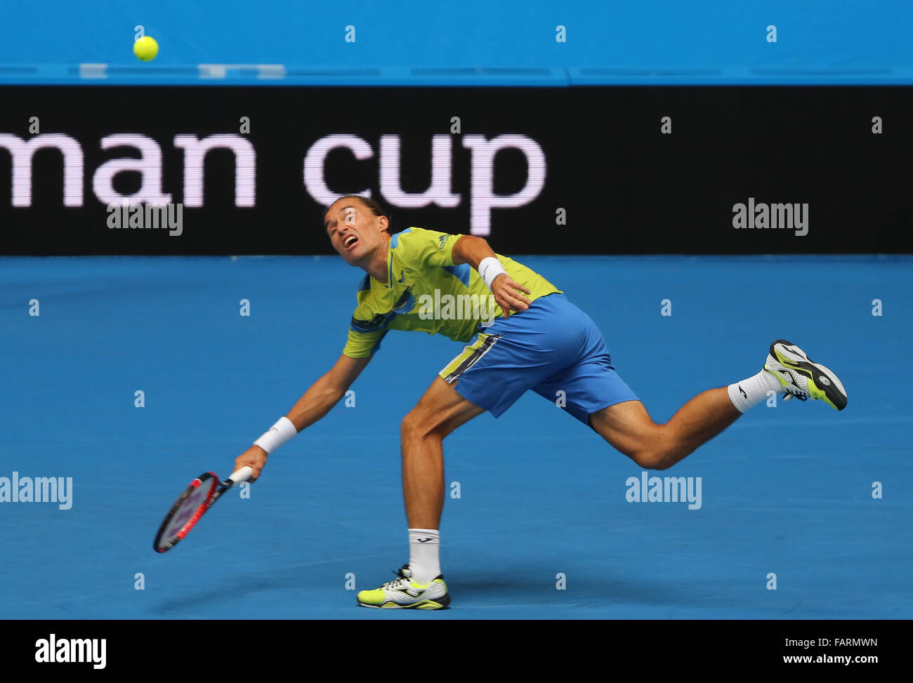 Perth. 4 gennaio, 2016. Alexandr Dolgopolov dell'Ucraina colpisce un ritorno al Jack calza degli Stati Uniti durante i loro uomini singoli corrispondono a Hopman Cup in Australia, gen. 4, 2016. L'Ucraina ha vinto 2-1. Credito: Zhou Dan/Xinhua/Alamy Live News Foto Stock