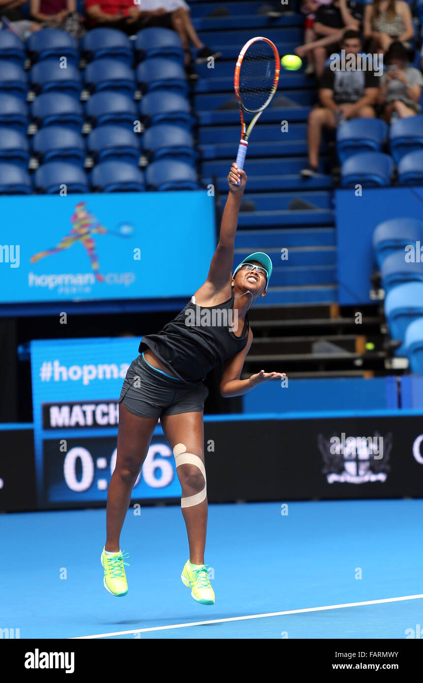 Perth. 4 gennaio, 2016. Vicky Duval degli Stati Uniti serve per Elina Svitolina dell'Ucraina durante il loro singolare femminile corrispondono a Hopman Cup in Australia, gen. 4, 2016. L'Ucraina ha vinto 2-1. Credito: Zhou Dan/Xinhua/Alamy Live News Foto Stock