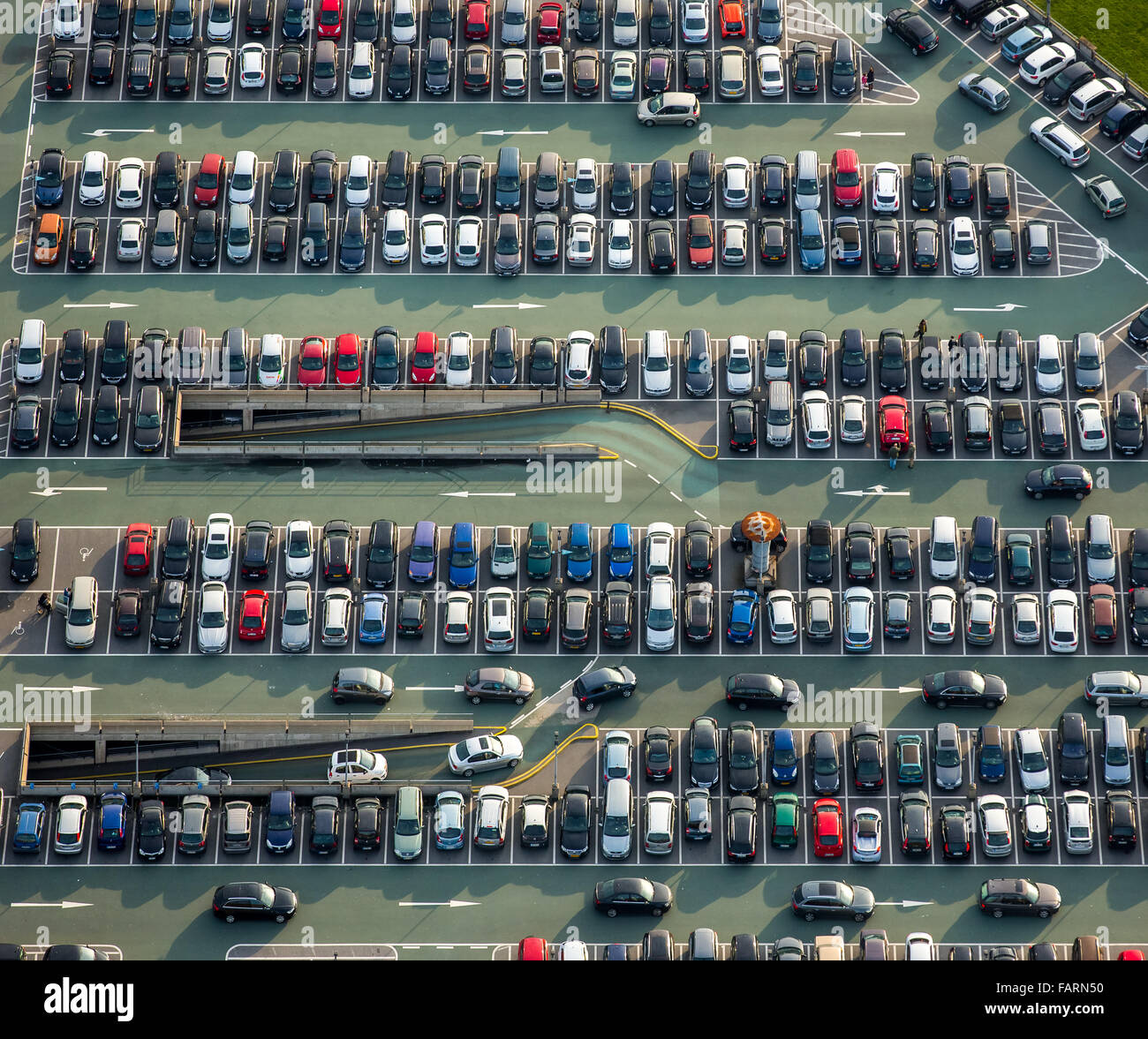 Vista aerea, parcheggio, parcheggi, centro commerciale Centro Oberhausen, shopping mall, il più grande centro commerciale e per il tempo libero in Europa, Foto Stock