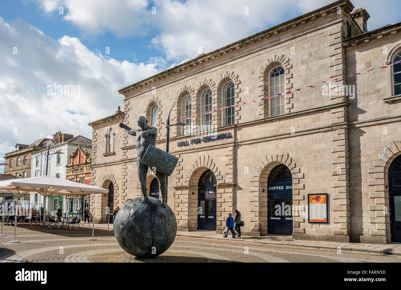 La scultura in bronzo di un batterista da Tim Shaw nella parte anteriore del padiglione della Cornovaglia, Truro, England, Regno Unito Foto Stock