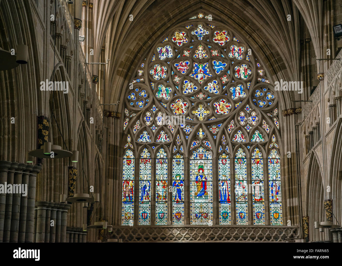 Colorata finestra in vetro di piombo presso la cattedrale di Exeter, Devon, Inghilterra, Regno Unito Foto Stock