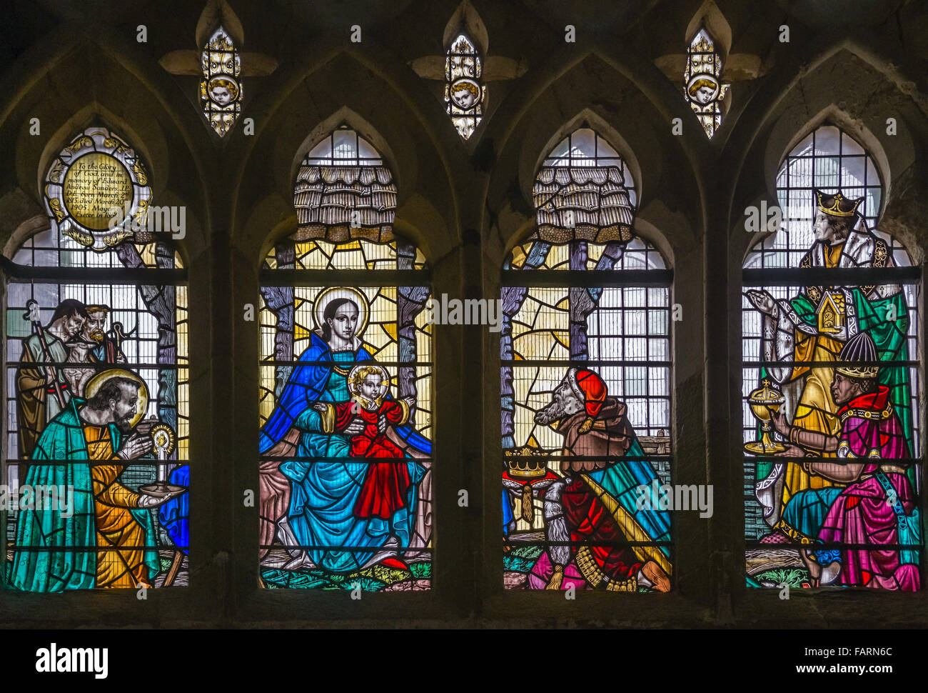 Colorata finestra in vetro di piombo presso la cattedrale di Exeter, Devon, Inghilterra, Regno Unito Foto Stock