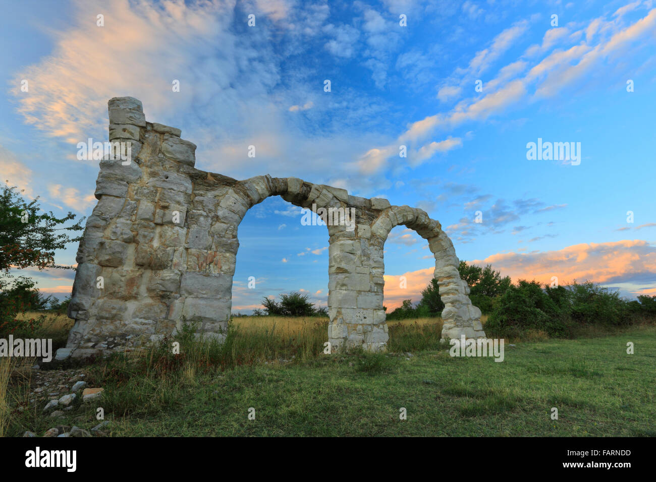 Gli archi a Burnum, Croazia.it era una legione romana del camp e della città. Foto Stock