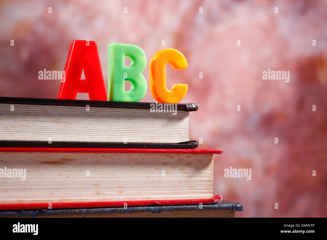 Close up dell'alfabeto abc nella parte anteriore del libro Foto Stock