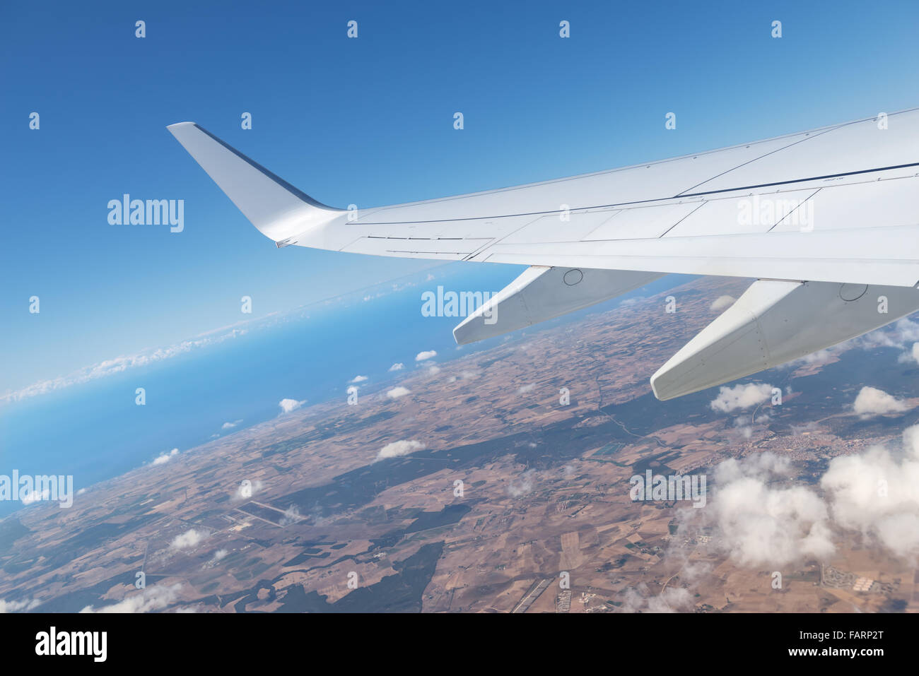 Ala di un aereo nel cielo sopra le nuvole. Foto Stock