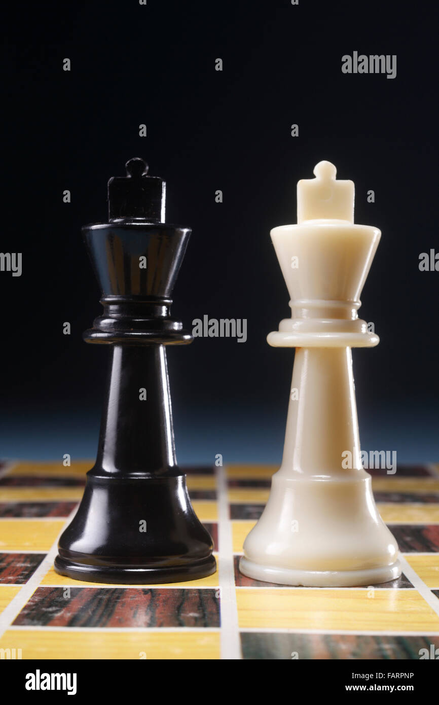 I pezzi su una scheda che mostra concetto per la strategia Foto Stock