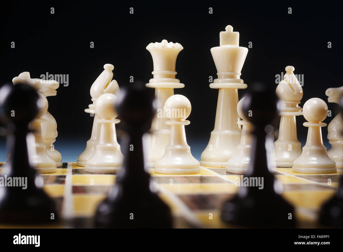 I pezzi su una scheda che mostra concetto per la strategia Foto Stock