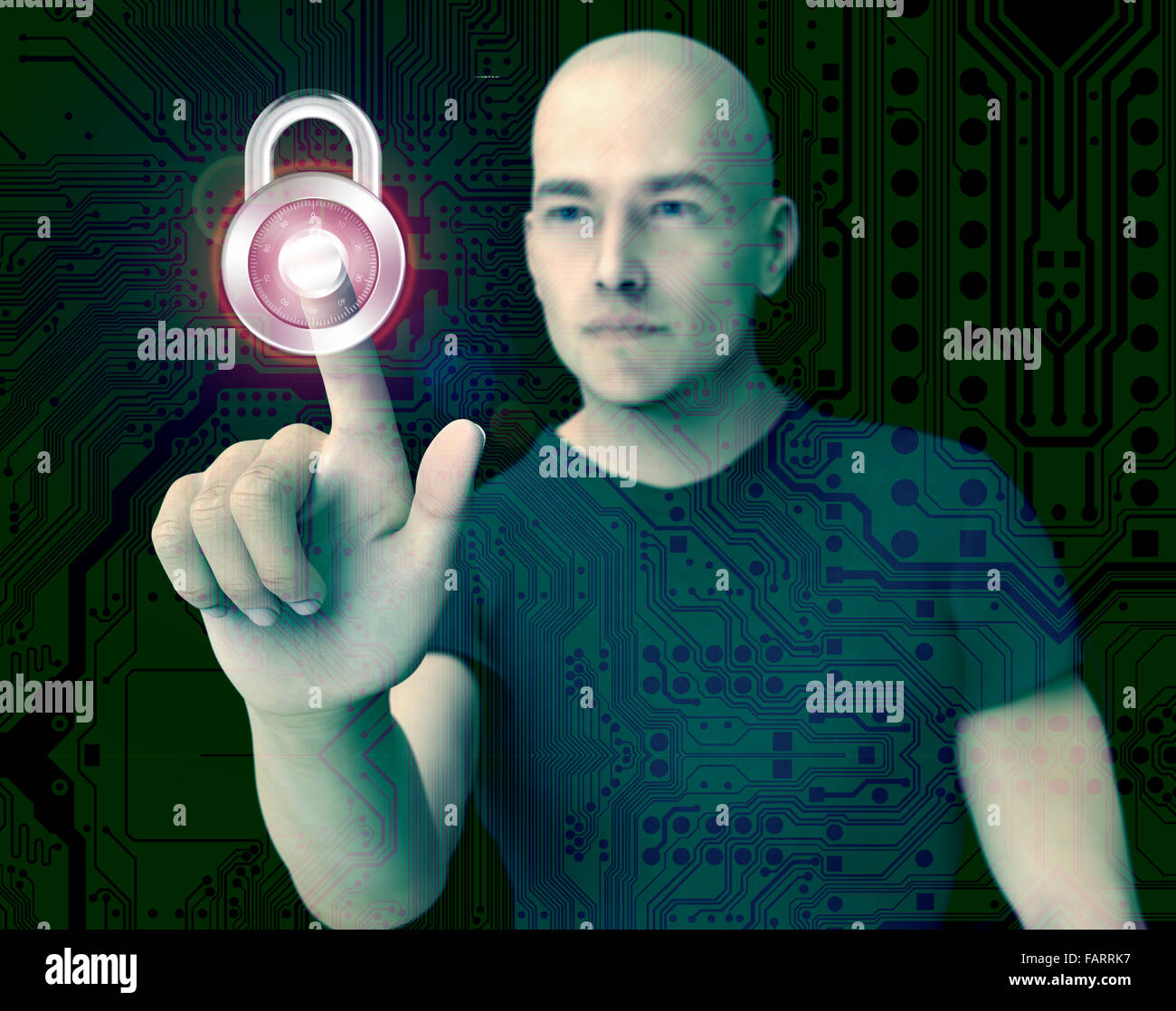 L'uomo premendo virtuale sullo schermo del computer con lucchetto. Foto Stock
