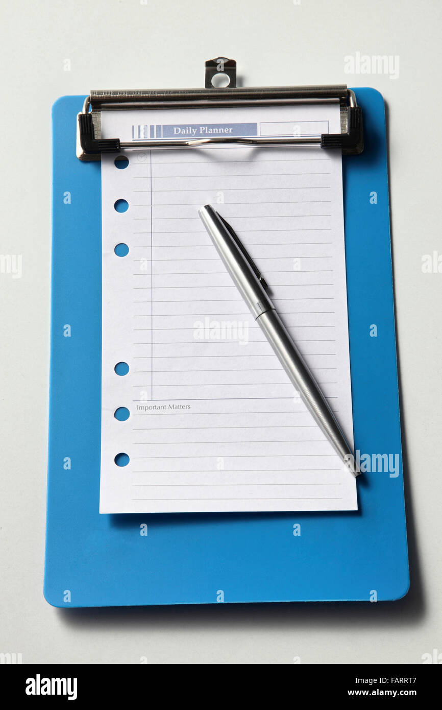 Vuoto planner giornaliero nota con una penna su un Clip board. Foto Stock