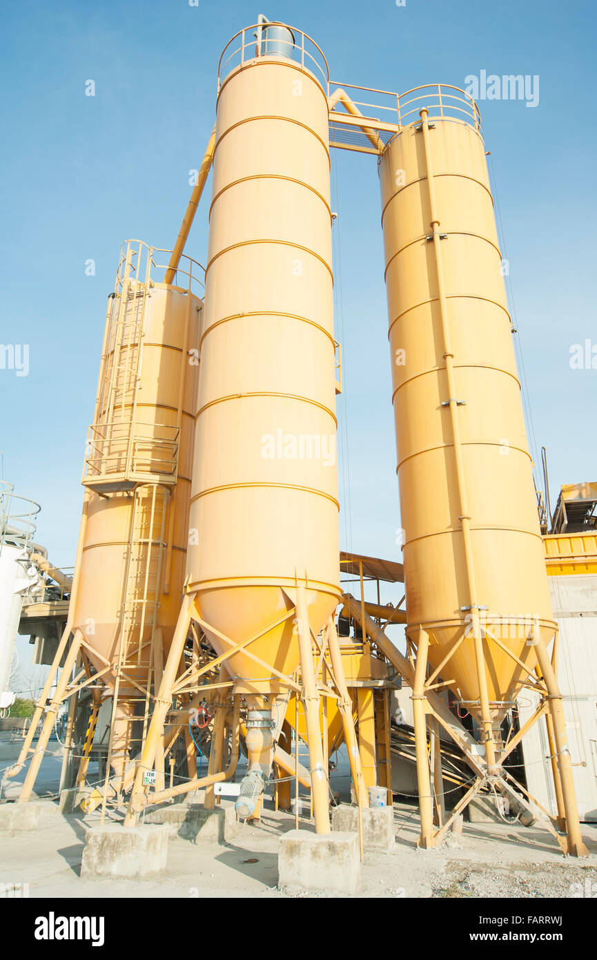 Silos industriali per la produzione di calcestruzzo Foto Stock