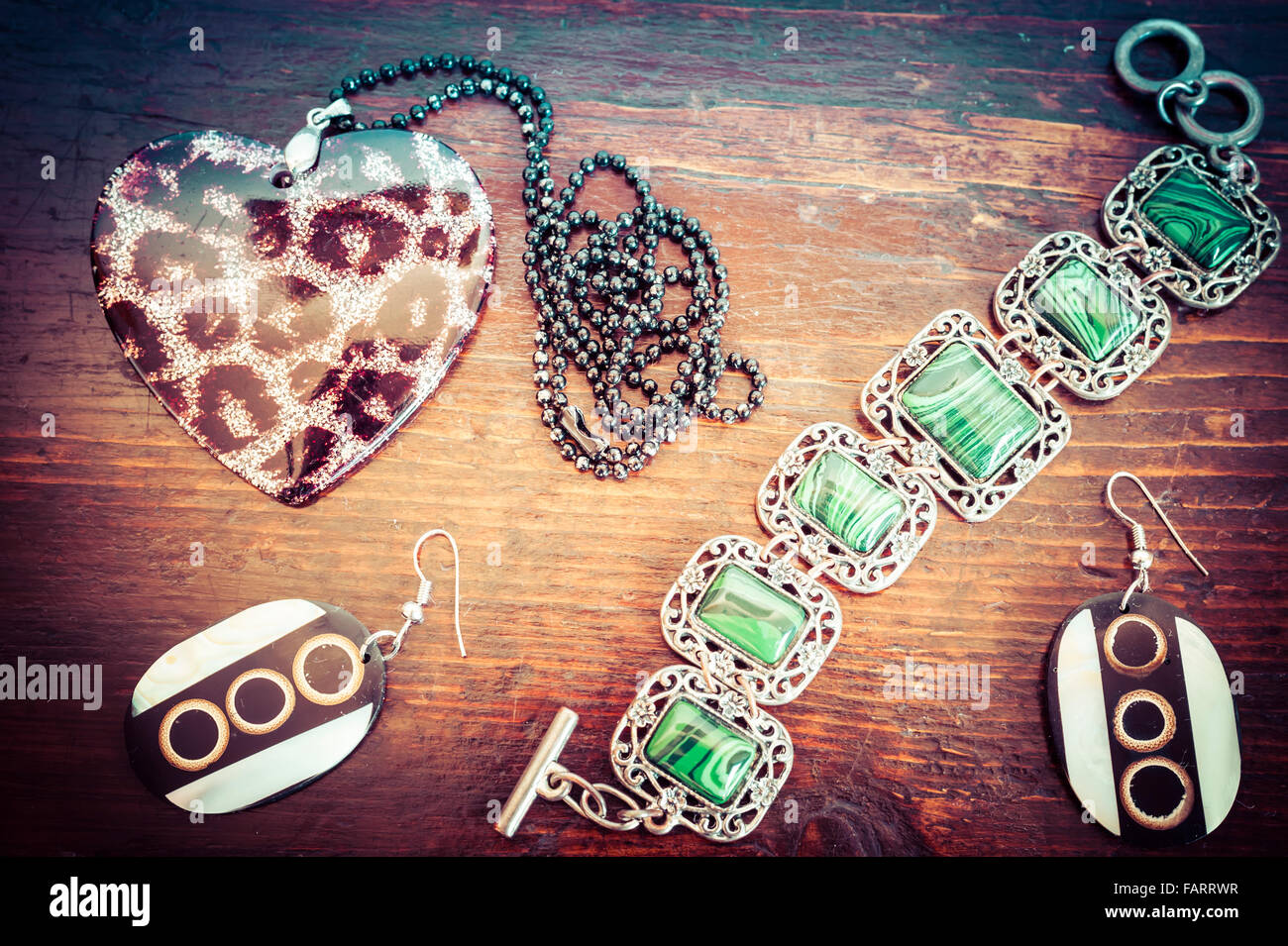 La bigiotteria. Orecchini, collane, braccialetti. Accessori per donna Foto Stock