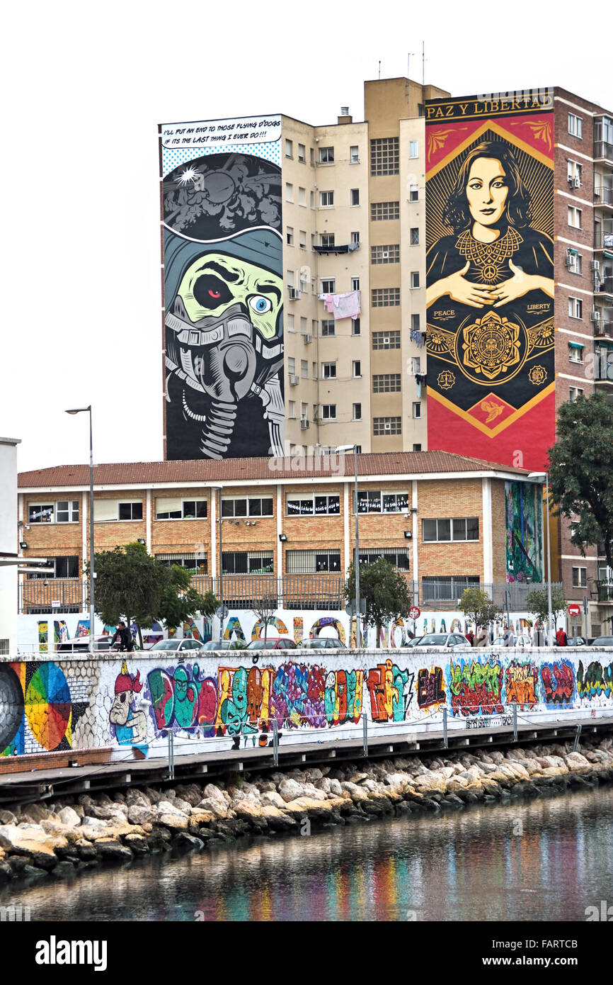 Spagnolo di Malaga Spagna Andalusia ( dipinti murali di D faccia (l) e di obbedire a Shepard Fairey (r) Soho art district ) Foto Stock