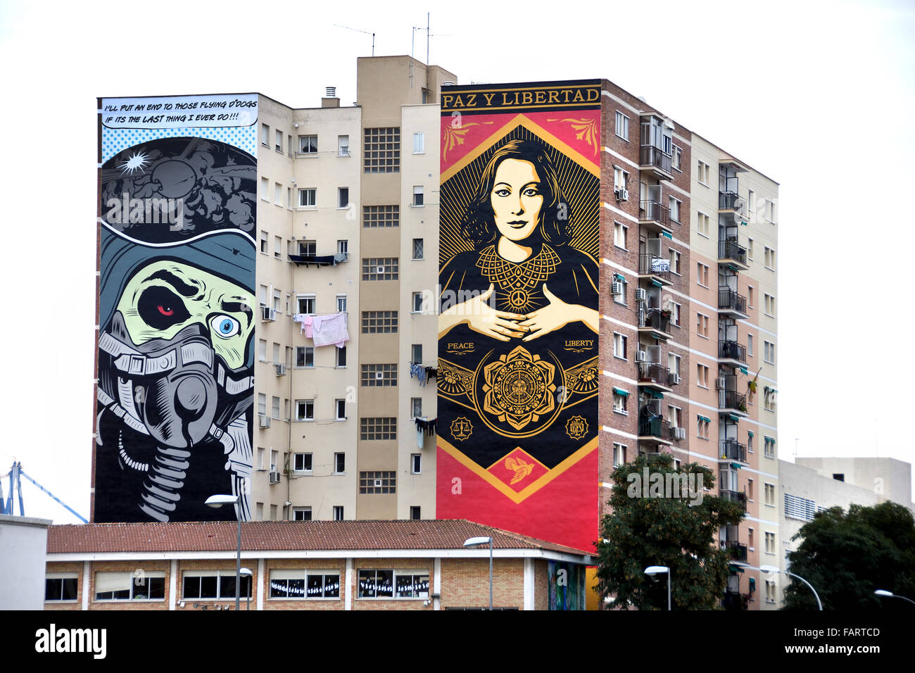 Spagnolo di Malaga Spagna Andalusia ( dipinti murali di D faccia (l) e di obbedire a Shepard Fairey (r) Soho art district ) Foto Stock