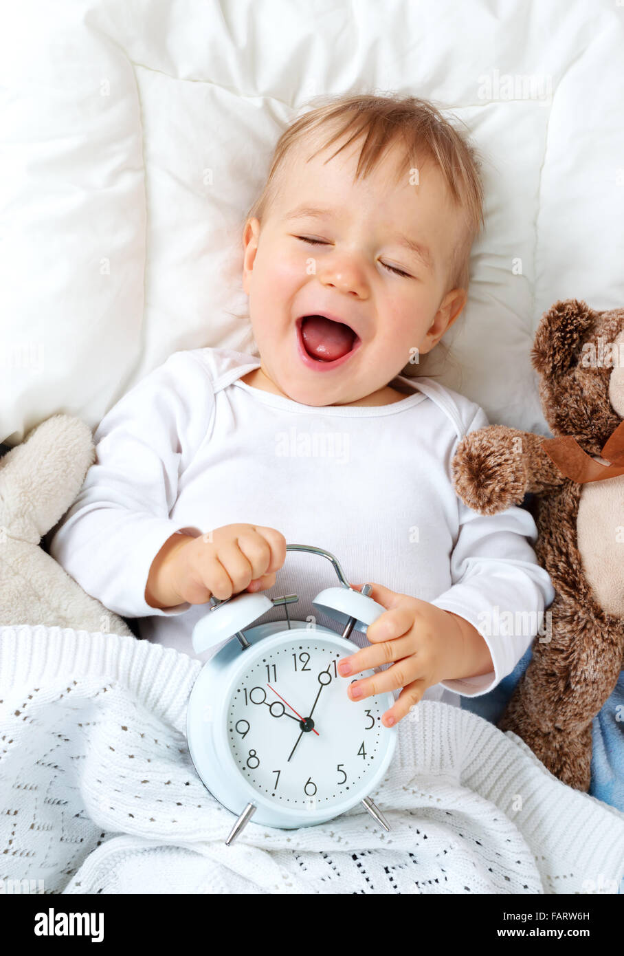 Un anno di età bambino con sveglia Foto stock - Alamy