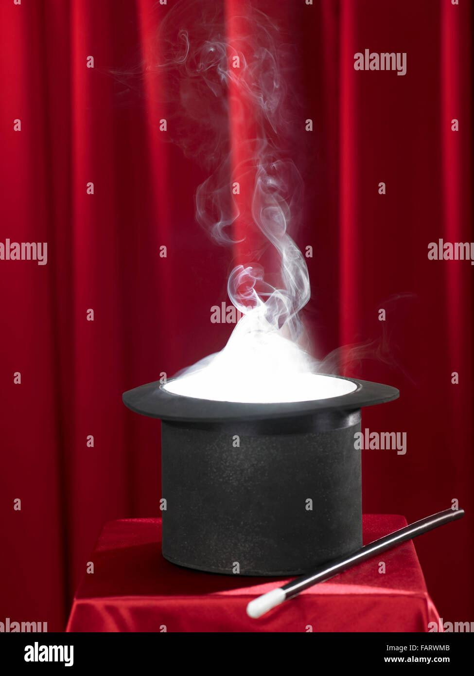 Scenario magico nero con un top hat e un po' di fumo. Foto Stock