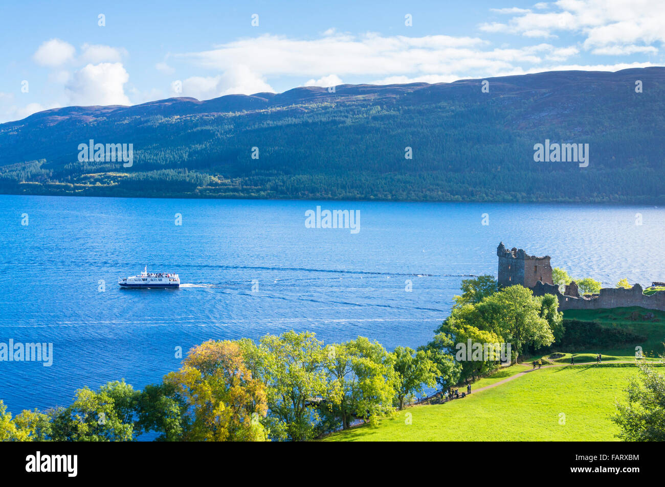 Loch Ness barca passando dal Castello Urquhart accanto a Loch Ness sul punto Strone Highlands della Scozia UK GB EU Europe Foto Stock