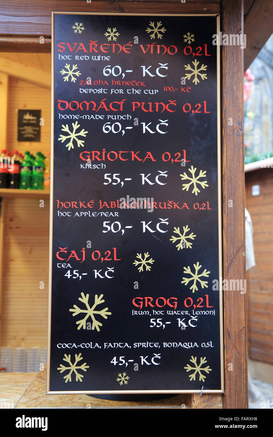 Festive menu bevande su una bancarella al mercatino di Natale nel castello di Praga, la Repubblica ceca, Est Europa Foto Stock