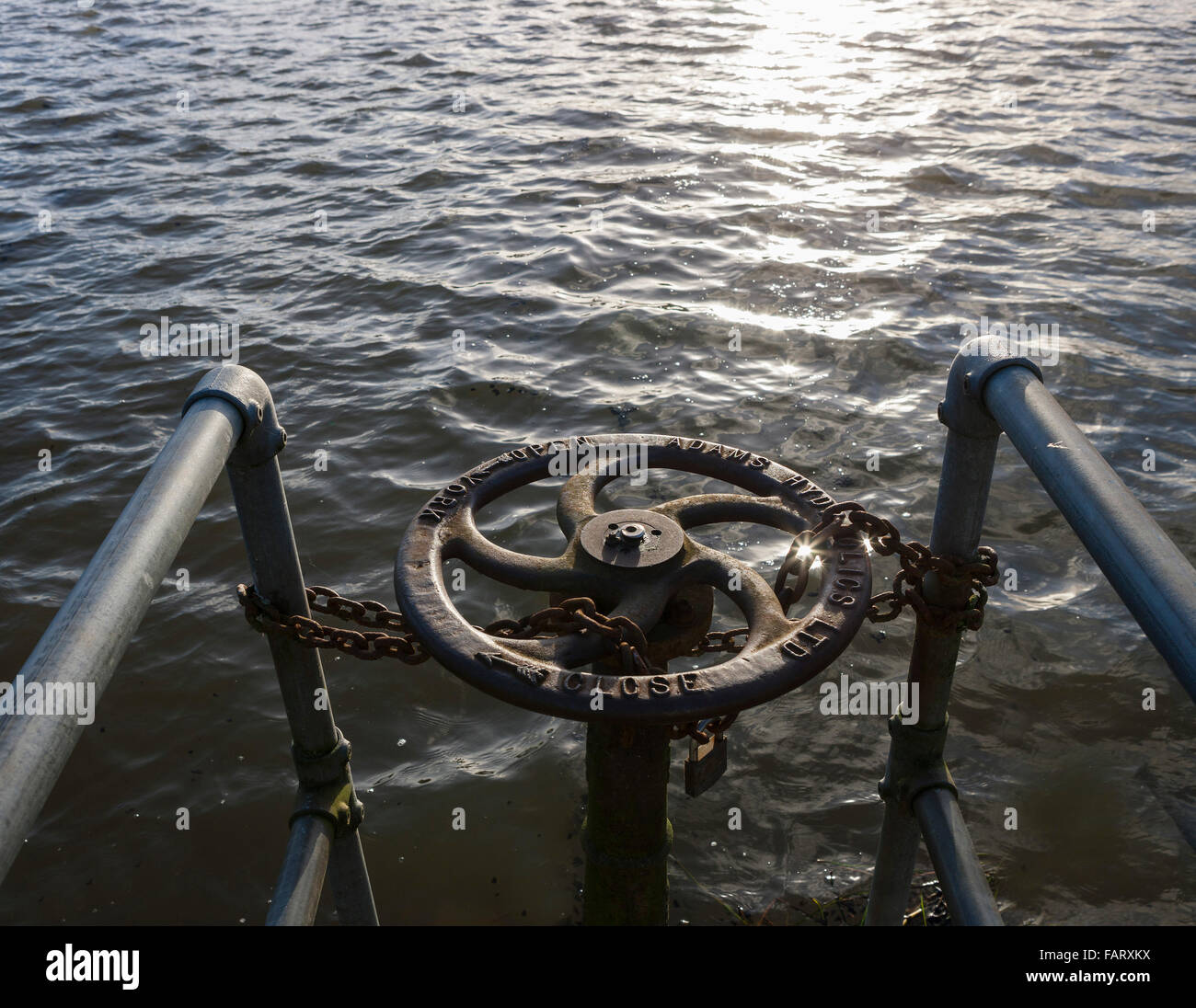 Ruota di irrigazione su un grande lago Foto Stock