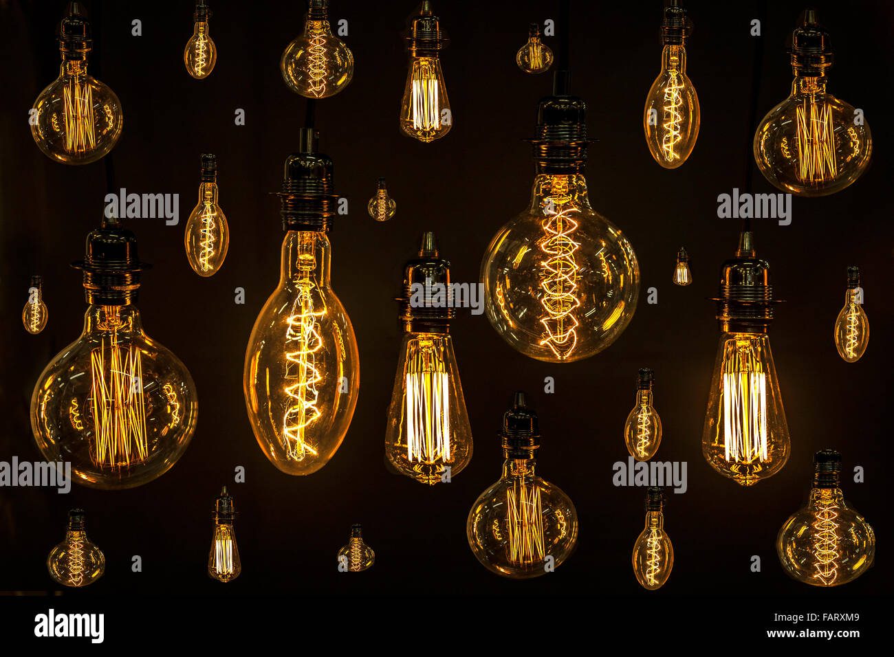Moderne lampadine su sfondi scuri Foto Stock