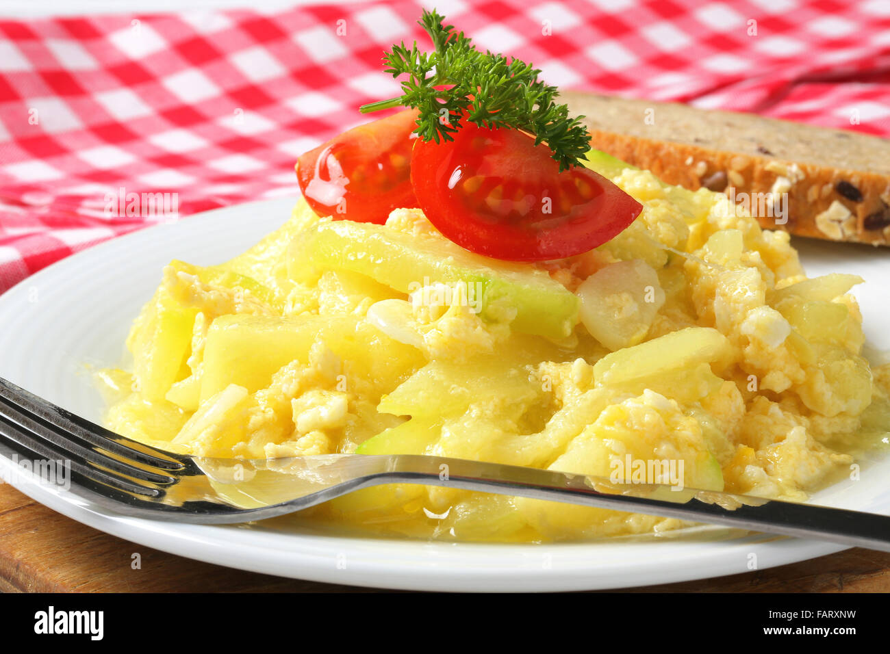 Uova strapazzate con zucchine e aglio e slice di grano intero pane Foto Stock