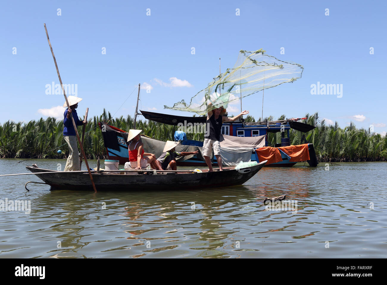 Gettare la pesca con rete da tour divertente fiume giorno di viaggio tradizionali Foto Stock
