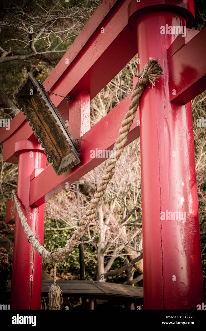 Rosso antico santuario giapponese nel vecchio tempio. Foto Stock