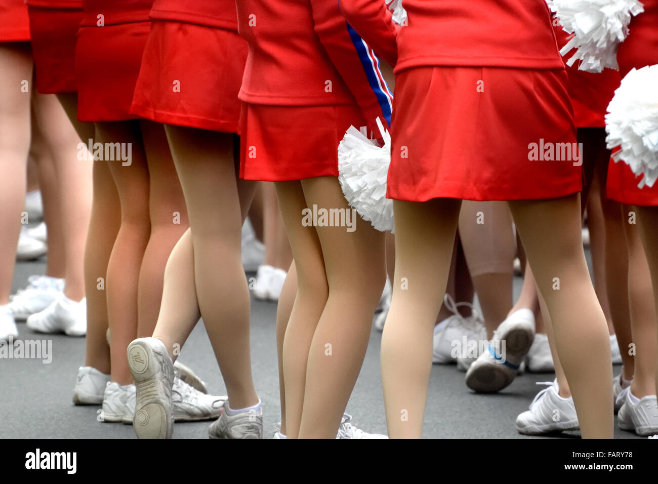 Londra, Regno Unito. Il giorno di Capodanno parade Gen1 2016. Gamma tutti American cheerleader - anonimo gambe e piedi Foto Stock