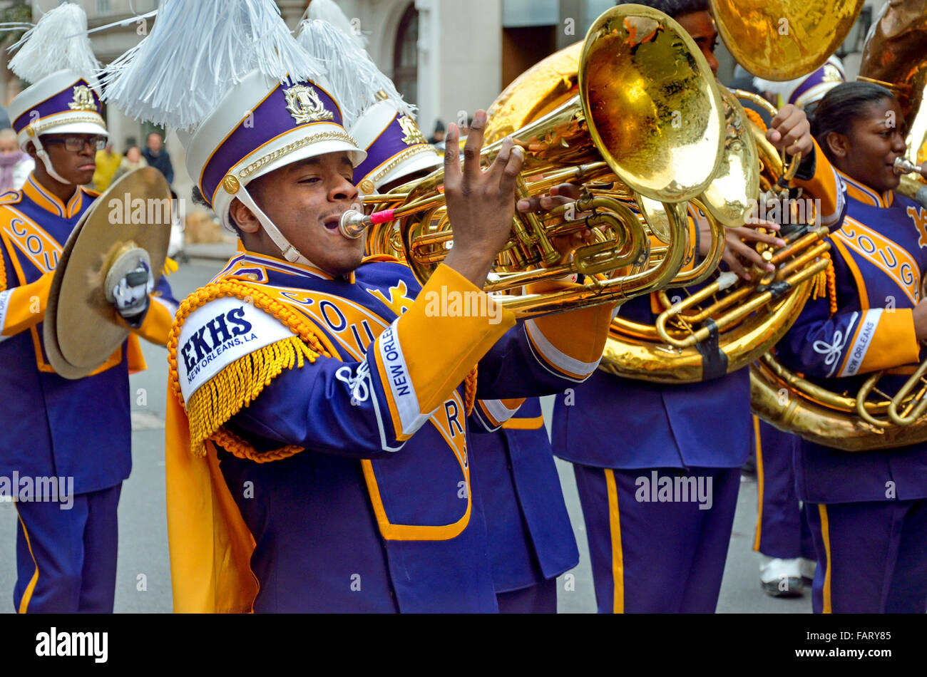 Londra, Regno Unito. Il giorno di Capodanno parade Gen1 2016. Marching Band - Edna Karr High School Cougar band di New Orleans. Flicorno Foto Stock