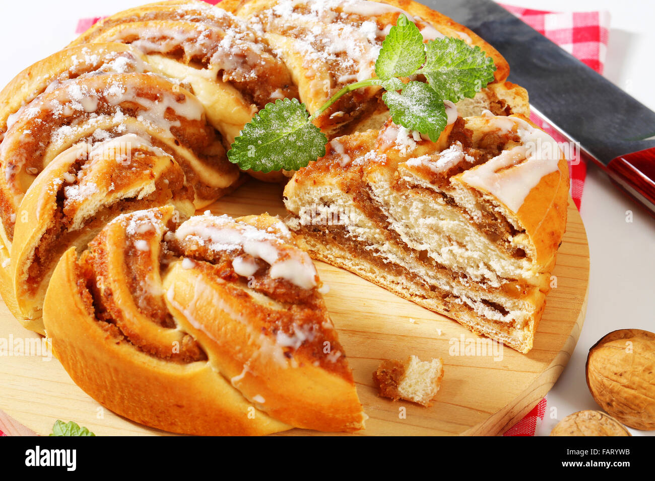 Intrecciato torta di lievito con il dado il riempimento Foto Stock