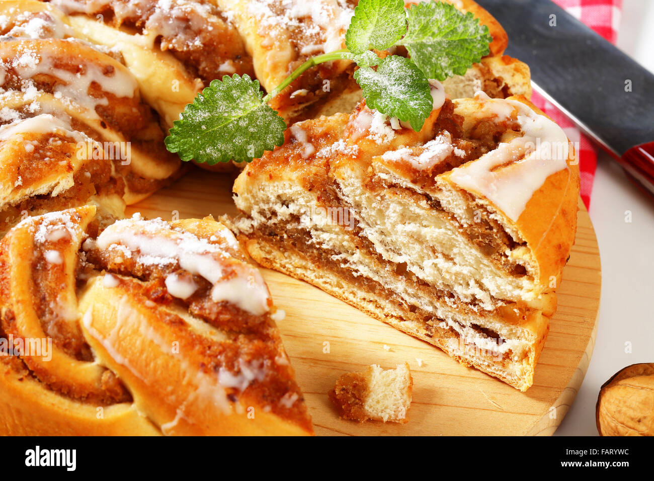 Intrecciato torta di lievito con il dado il riempimento Foto Stock