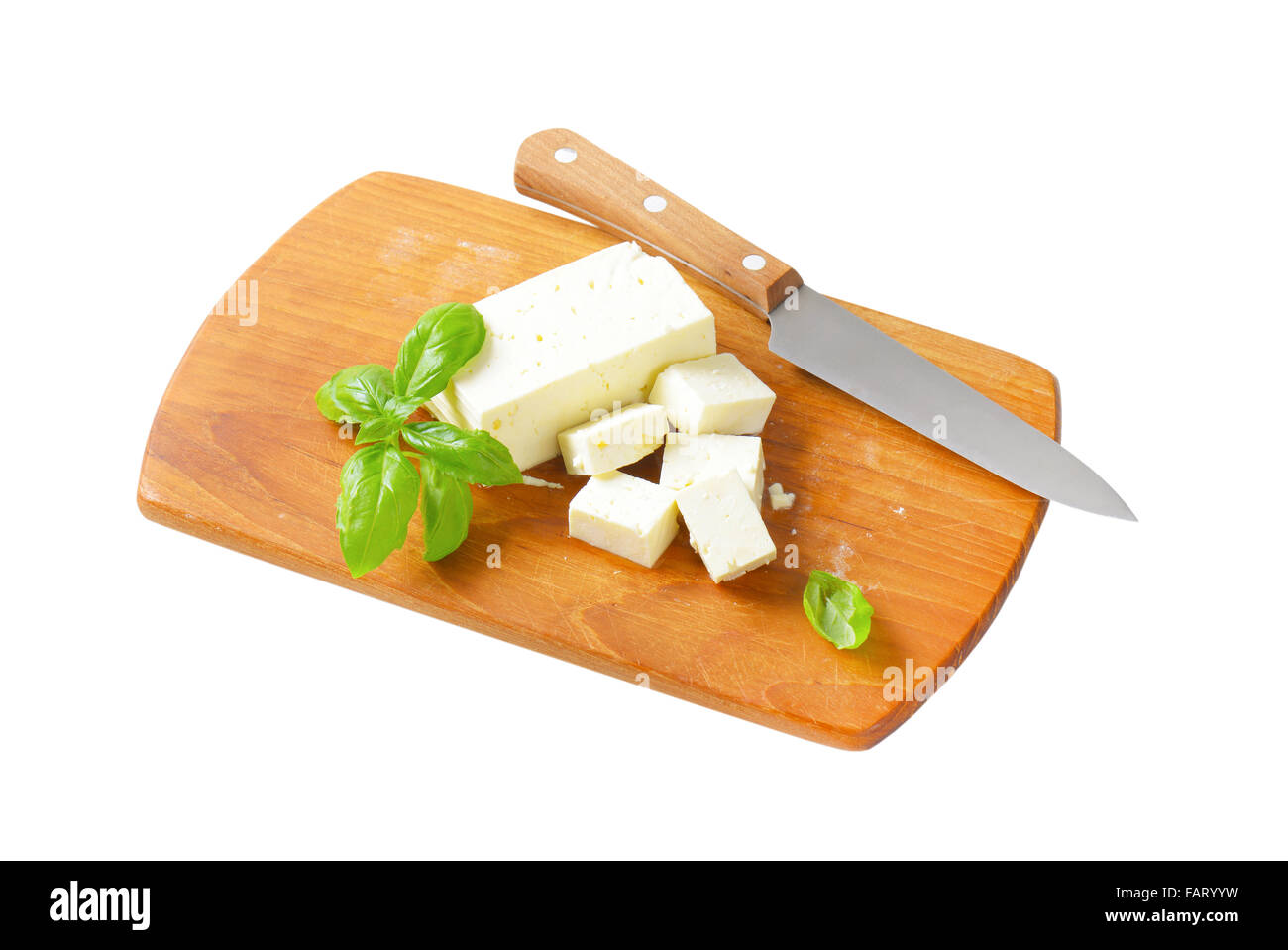 Tagliate a dadini il formaggio feta e coltello da cucina sul tagliere di legno Foto Stock