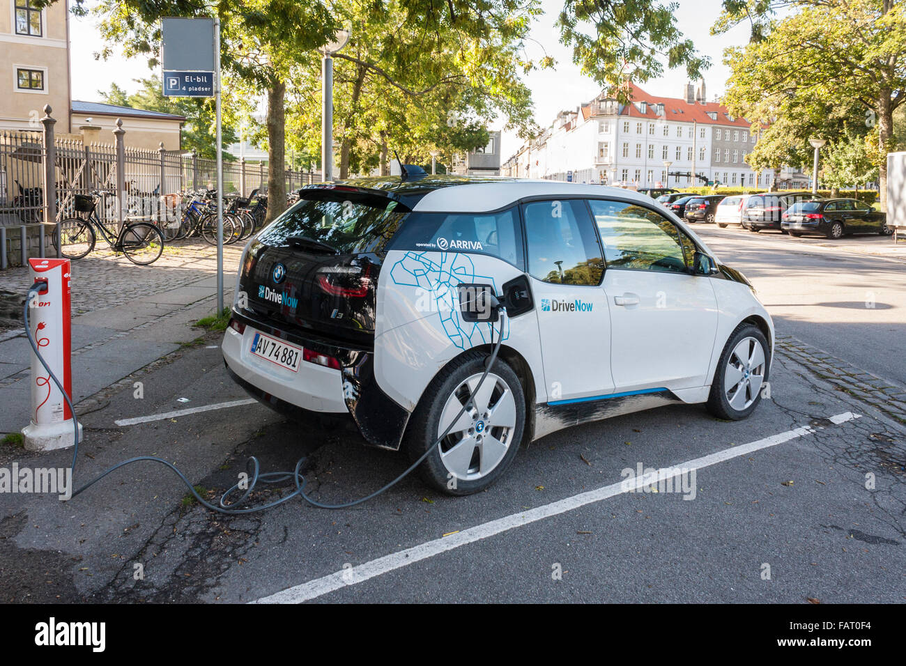 BMW i3 auto elettrica essendo addebitato sulla strada. Copenhagen, Danimarca, per l'Europa. Foto Stock