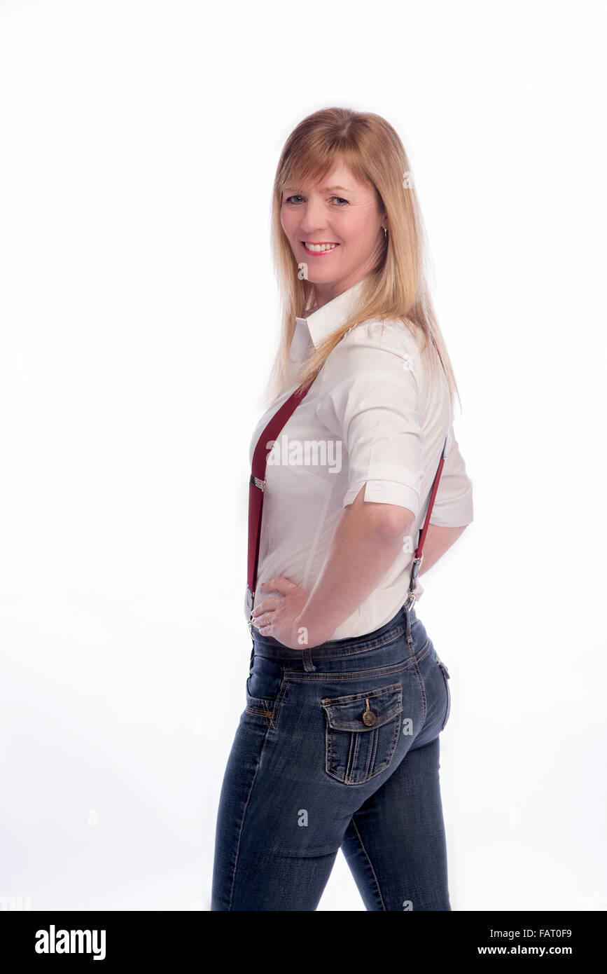 Sorridente donna bionda indossando le bretelle e jeans blu Foto stock -  Alamy
