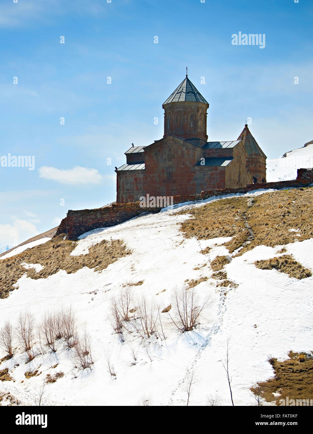 Montagne chiesa della Santa Trinità vicino villaggio Stepantsminda, Georgia Foto Stock