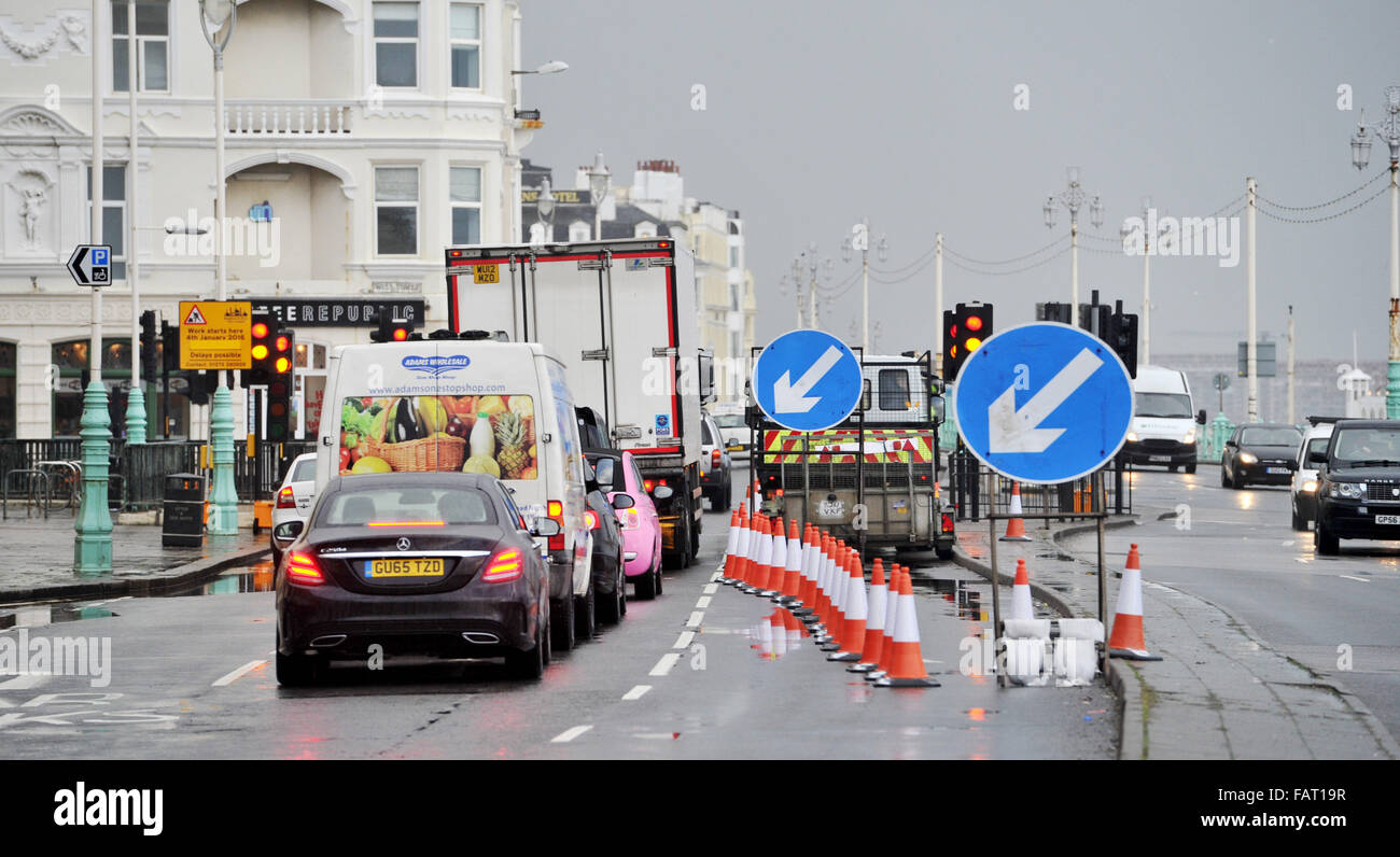 Brighton SUSSEX REGNO UNITO 4 Gennaio 2016 - traffico coni sono fuori come i cantieri stradali iniziato oggi sulla A259 strada lungomare dalla giunzione di West Street . Il lavoro che si prevede di prendere 2 Anni dovrà coinvolgere anche il restauro del lungomare shelter hall fotografia scattata da Simon Dack Foto Stock