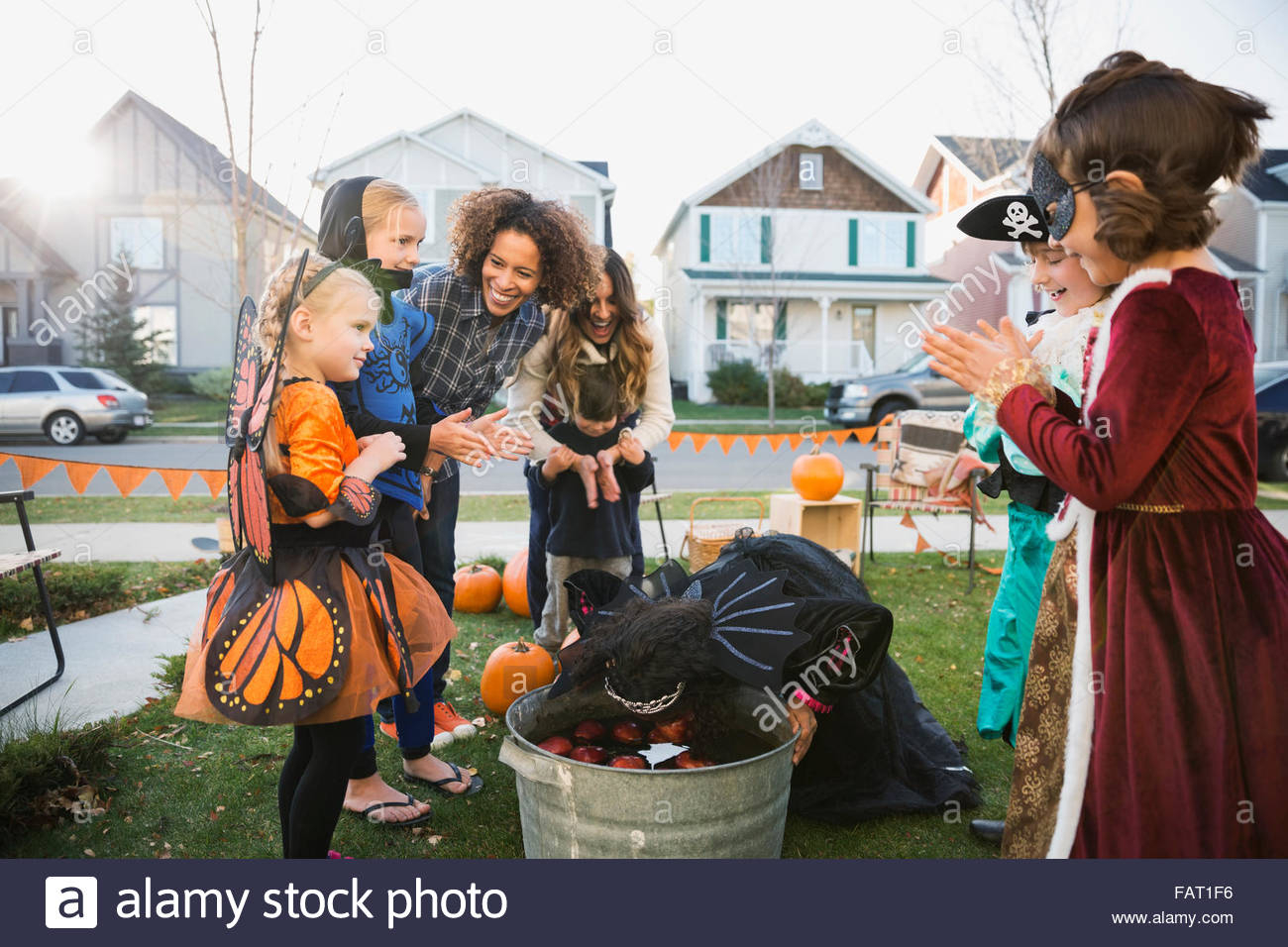 I bambini in costumi di Halloween bobbing per le mele Foto Stock