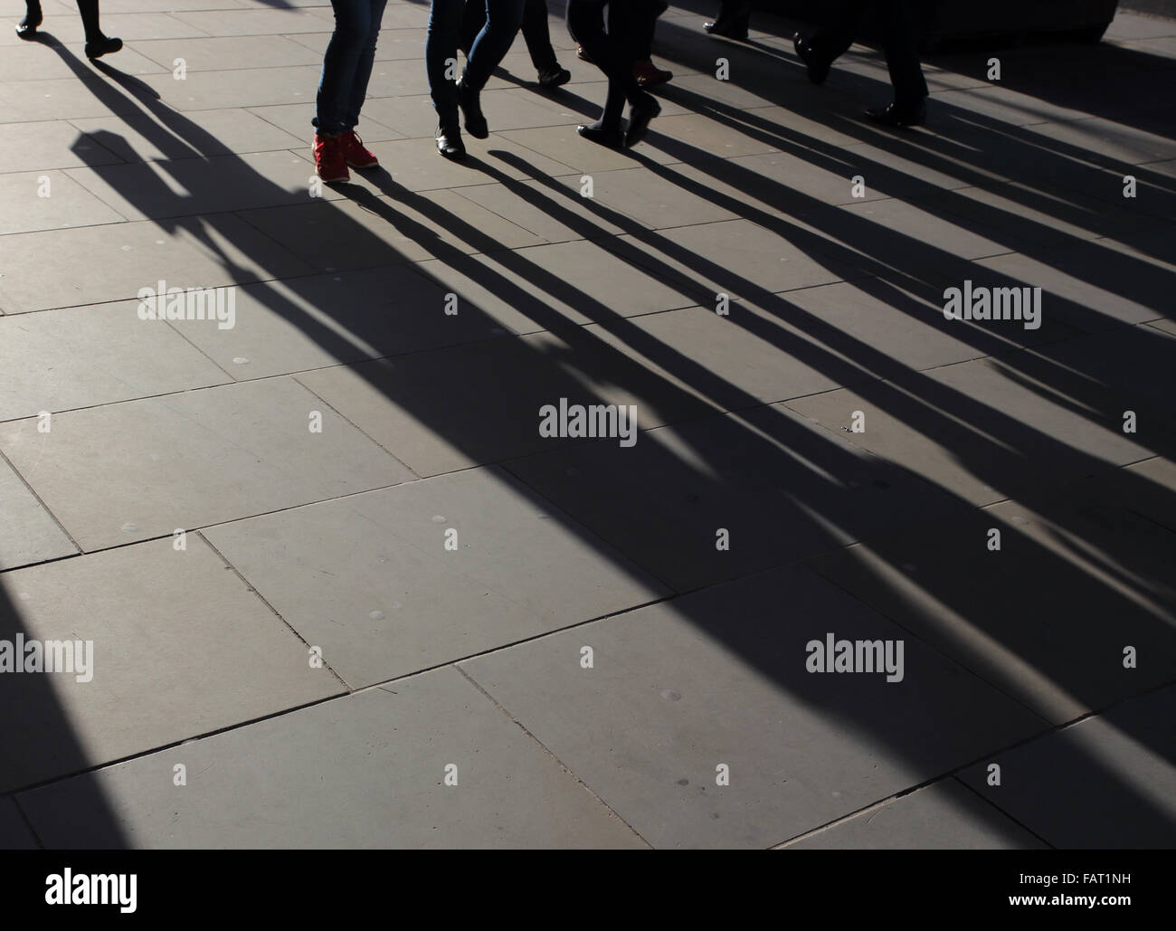 Le ombre delle persone che camminano in Londra Foto Stock