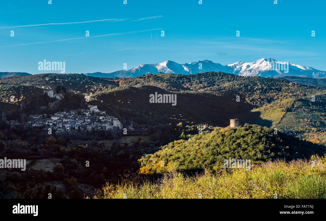 Vista del villaggio di Castelnou Foto Stock